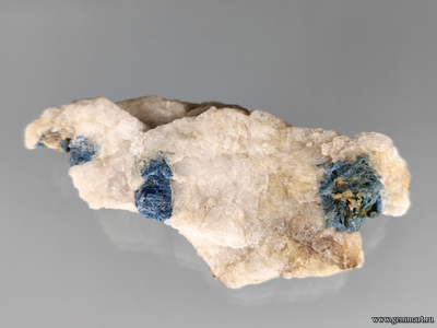 Лазулит в молочном кварце. Россия. 70*35*10мм