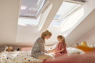 VELUX PREMIUM белый полиуретан на деревянном каркасе, ручка сверху, клапан-форточка