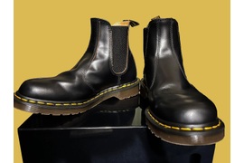 Выбери свои стильные черные ботинки DR. Martens из натуральной кожи. Ботинки дополнены яркой строчкой. Размеры от 36 до 45.
