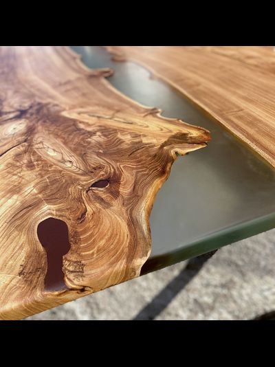 стол река из карагача с прозрачной смолой