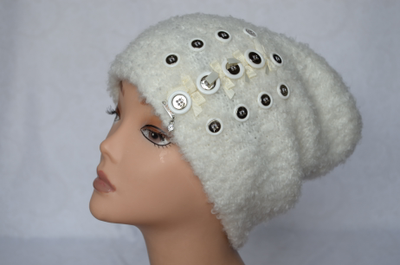 Женская шапка с украшениями пуговицы фото