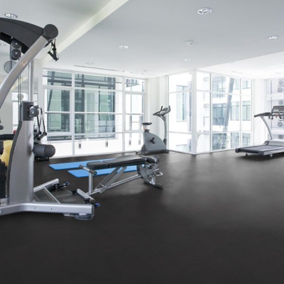 Виниловый пол Wineo 800 Tile XL Solid Black DB00103-2 в интерьере спортивного зала