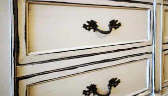 Шкаф для одежды четырехдверный с нижними ящиками в два ряда.