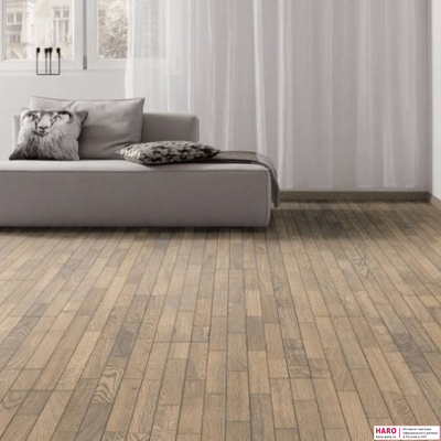 Декор паркетной доски Haro Дуб Табакко-Серый Терра Ретро 532982 в интерьере комнаты