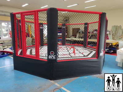 Клетка для единоборств  (Октагон) на помосте