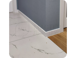 Плинтус ХДФ Dollken Cubu Flex Life 80мм Х 2,5 м Белый RAL 9003 в интерьере 1