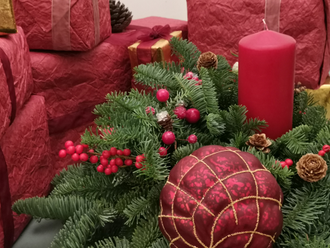 Новогодняя композиция из нобилиса с красной свечей и стеклянными шарами