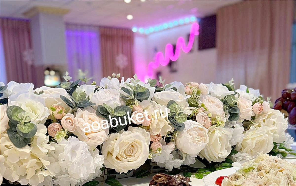  Искусственные цветы в композиции &mdash; отличный выбор для свадебного оформления торжества