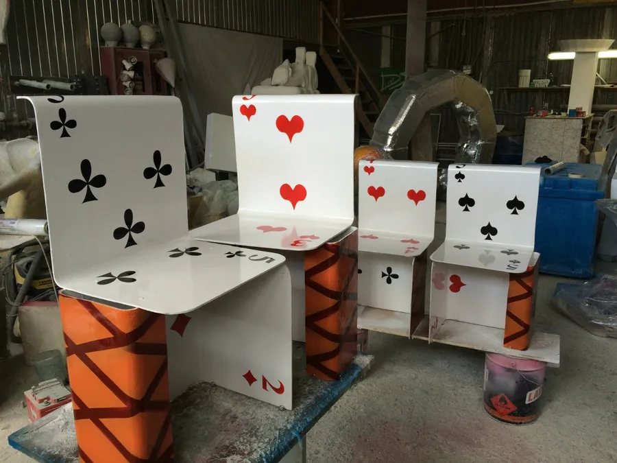 Стулья-карты из стеклопластика