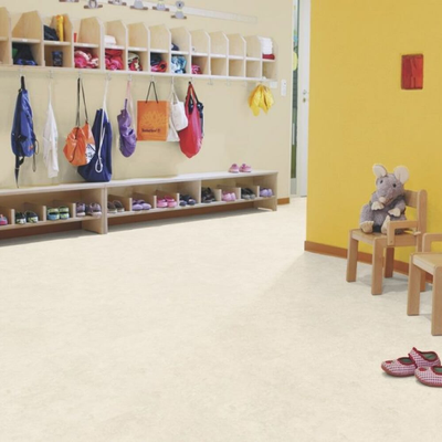 Биополы Wineo Purline 1500 fusion XL Bright One PL115C в интерьере детского учреждения