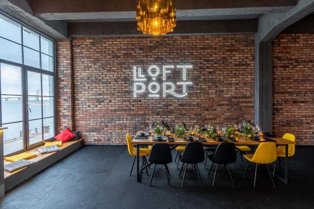 Просторный интерьер Loft Port с панорамными окнами