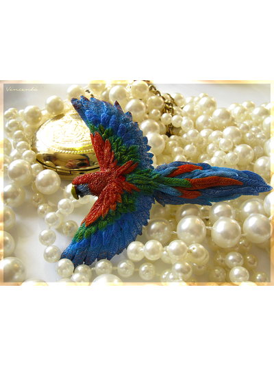 Ара, настоящий попугай. Брошь с попугаем. Миниатюра из полимерной глины