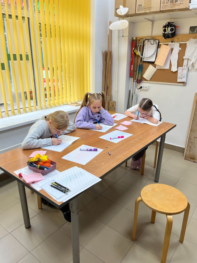 На занятии по исправлению почерка в клубе Ветерски