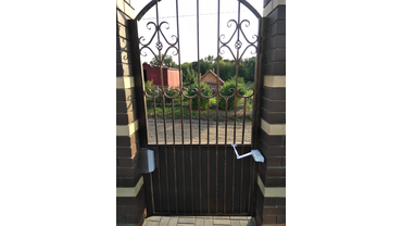 Установка электромагнитного замка и доводчика