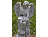 Статуя Ангела с ребенком на руках