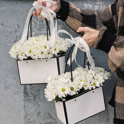 Цветочная сумочка с ромашковой хризантемой