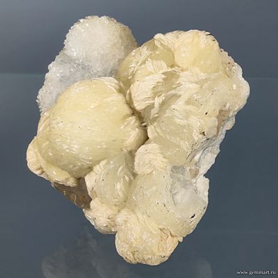 Стильбит двух генераций и кальцит на кварце. 55*52*30мм