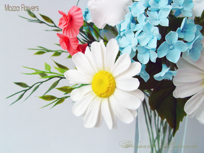 Букет с белым шиповником, ромашками и гортензией из полимерной глины.