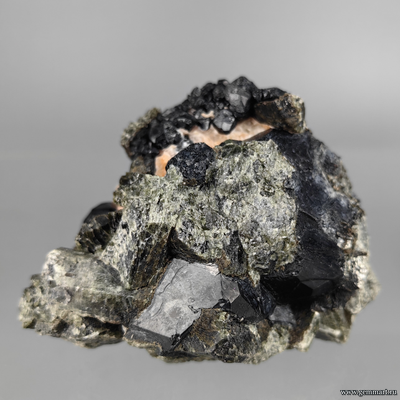 Шпинель черная, диопсид, кальцит. Россия. 83*64*50мм