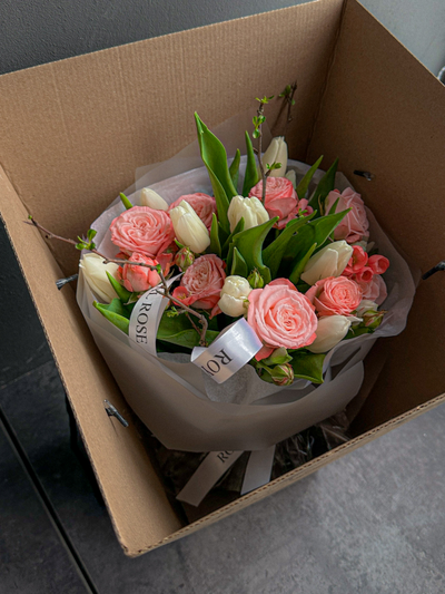 Букет «SPRING PEONY ROSE» из пион-ых роз и тюльпанов