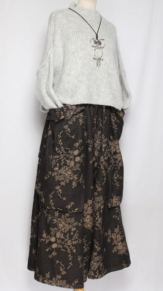 БРЮКИ-ЮБКА джинс-гобелен "КРЕАТИВНЫЕ КАРМАНЫ" мелкие цветы черные, синие р.46-54