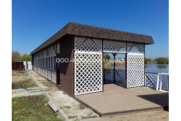 Деревянный навес-кафе с настилом из ДПК на озере 