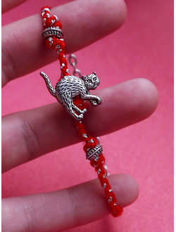 Красная нить с кошечкой, талисман на запястье