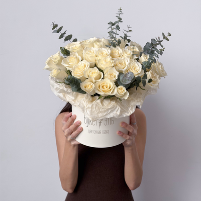 Шляпная коробка из белых роз