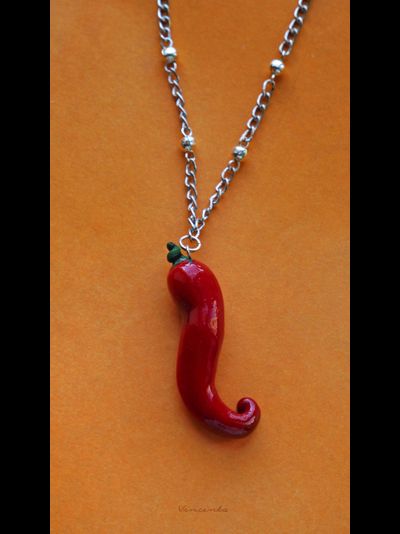 "Добавь перчика!" Яркий кулон с перцем Чили
