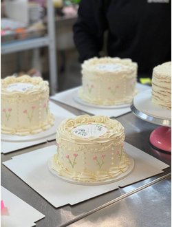 С цветочным декором и логотипом