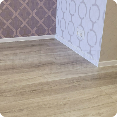 Плинтус ХДФ Dollken Cubu Flex Life 40мм Х 2,5 м 1013/5012 Белый в интерьере 5