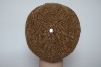 Вязаный берет коричневый женский