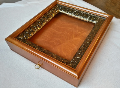 Киот деревянный для иконы формата 17,5х21см. С басменной рамой.