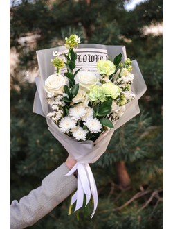 Белый с зелеными гвоздиками