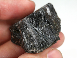 Нуумит (жедрит-антофиллит), необработанный образец, Гренландия (43*32*22 мм, 40 г) №29925