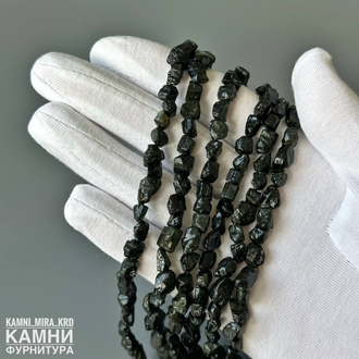 «Верделит» зелёный турмалин, стабилизированный, дикие малые кусочки 5,2-5,9х6-10 мм, цена за нить 20 см