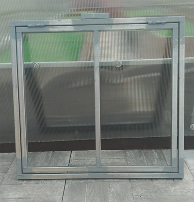Форточка для теплицы с прямыми стенками