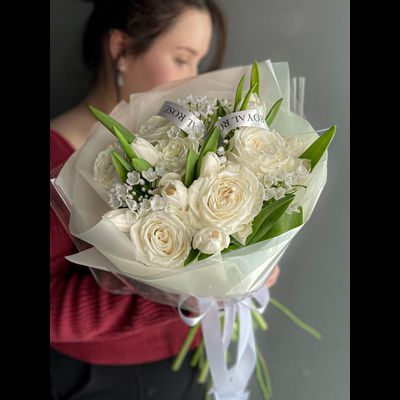 "Подснежники на снегу"  - букет из роз тюльпанов и аллиума