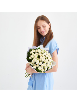 11 белых кустовых роз