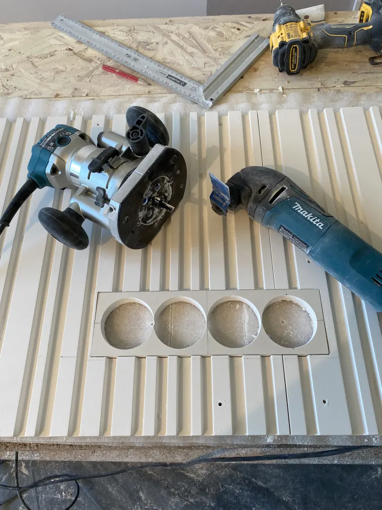 Площадка имеет размер равный размеру рамки от розеток/выключателей, в ней заранее сверлятся коронкой отверстия. Для работы мы используем фрезер с обгонной втулкой и пазовой фрезой, реноватор, стамеску и наждачку. 