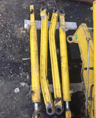 Запчасти Цилиндры стрелы Komatsu WB 93