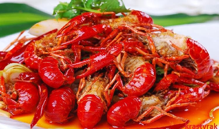 Вареные раки в соусе на тарелке