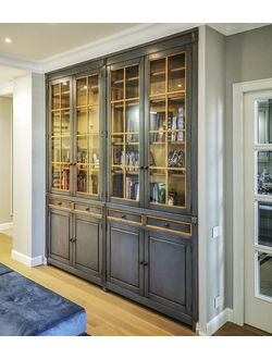 Встроенный книжный шкаф в классическом стиле.