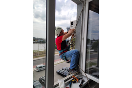 Монтаж при помощи промышленного альпинизма.