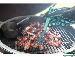 Сотейник чугунный с силиконовой кисточкой Big Green Egg