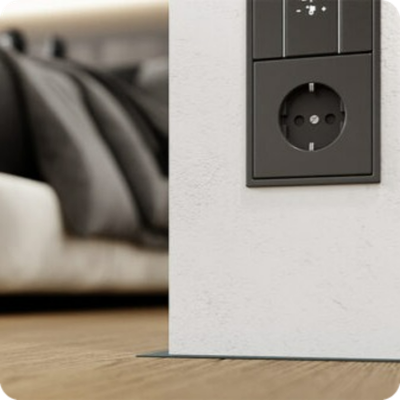 Микроплинтус Русский профиль 18мм 2,4м анод. Черный матовый