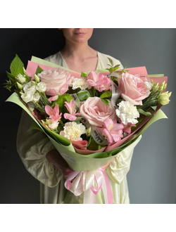 НЕЖНЫЙ БУКЕТ С ЛЕТНИМ НАСТРОЕНИЕМ ИЗ ПЫШНЫХ РОЗ, ЭУСТОМЫ , ГВОЗДИК И МАЛИНЫ ( АРТ С131)