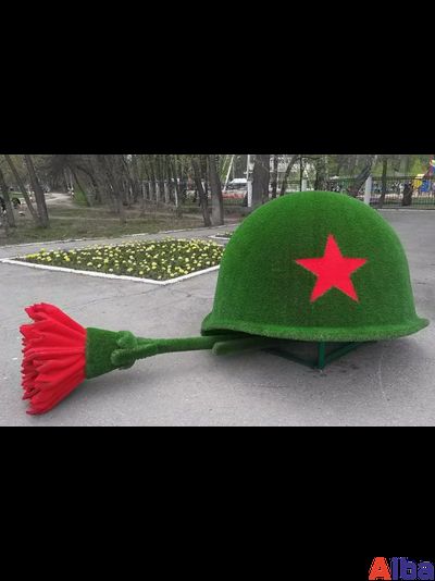 Топиарная фигура каска с гвоздикой