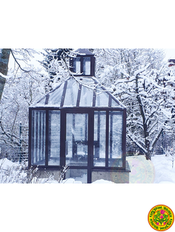 Стеклянная беседка для дачи с алюминиевым каркасом белого цвета, установлена в саду, окружена зелень