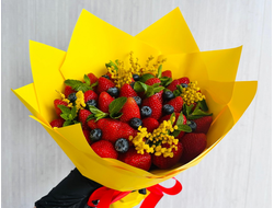 Букет "Ягоды и мимоза"